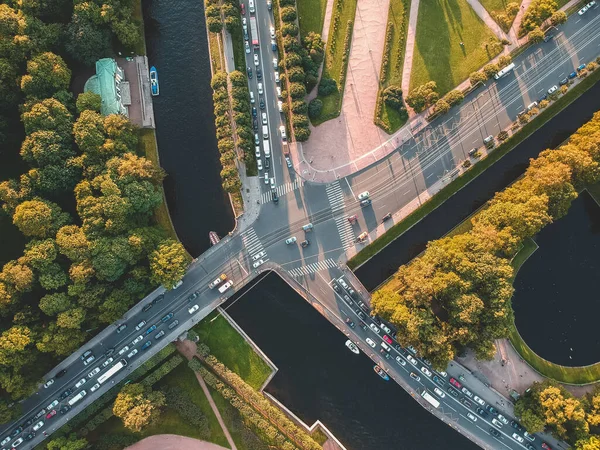 Photo aérienne du jardin d'été, des routes, des arbres, de la rivière Xoka. Russie, Saint-Pétersbourg. Coucher de soleil . — Photo