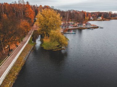 Göl boyunca hava manzaralı yürüyüş yolu, renkli sonbahar ormanı. St. Petersburg, Rusya.