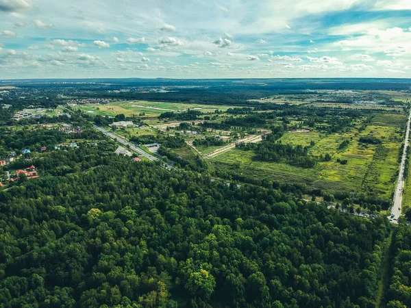 Fotografia aérea de um palácio abandonado na floresta. Gramado verde, árvores, dia de verão. Rússia, São Petersburgo, Peterhof. Flatley . — Fotografia de Stock Grátis