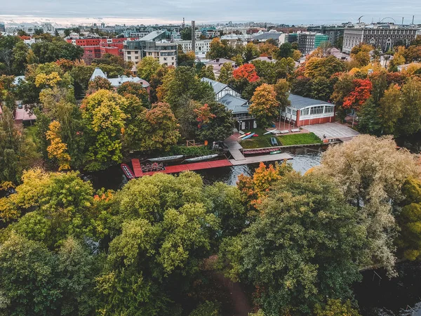 Flygfotobåtsstation med brygga, räkningsbåtar, kajaker och rodd. — Stockfoto