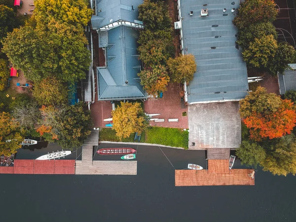 Stație de barcă Aerialphoto cu dig, bărci de factură, caiace și canotaj . — Fotografie, imagine de stoc