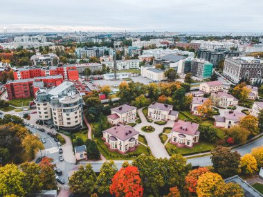 St. Petersburg 'un Aerialphoto banliyösü. Düşük seviyeli kentsel gelişim, Park, nehir.