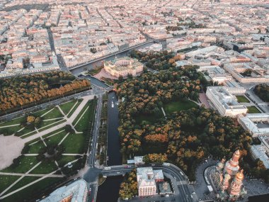Şehir merkezinin, Mars sahasının havadan çekilmiş fotoğrafı. Rusya, St. Petersburg