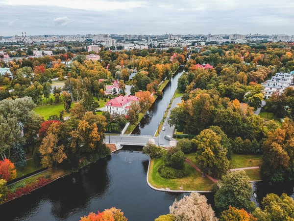 Flygfotoförorten Sankt Petersburg. Låg stads utveckling, Park, flod. — Stockfoto