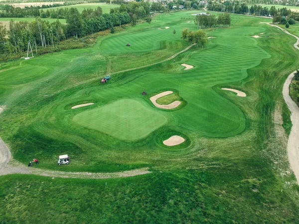 Foto udara klub Golf, rumput hijau, hutan, mesin pemotong rumput — Stok Foto