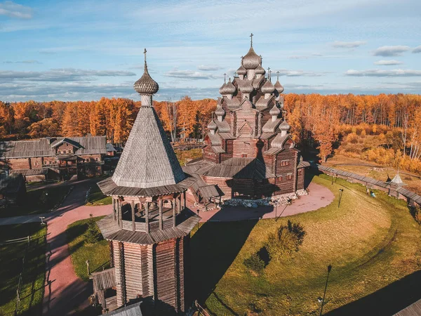 Повітряний вид старої дерев'яної церкви Манор теолог в осінньому лісі. Росія, Санкт-Петербург. — стокове фото