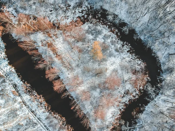 空中俯瞰着河流和白雪覆盖的森林，岛上树木覆盖着白雪，冬季。 芬兰. — 免费的图库照片