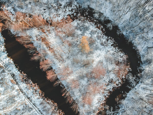 Aerial view of the river and snow-covered forest, island with trees covered with snow, winter. Finland. — Stock Image Aerial view of the river and snow-covered forest, island with trees covered with snow, winter. Finland. — Stock Photo, Image