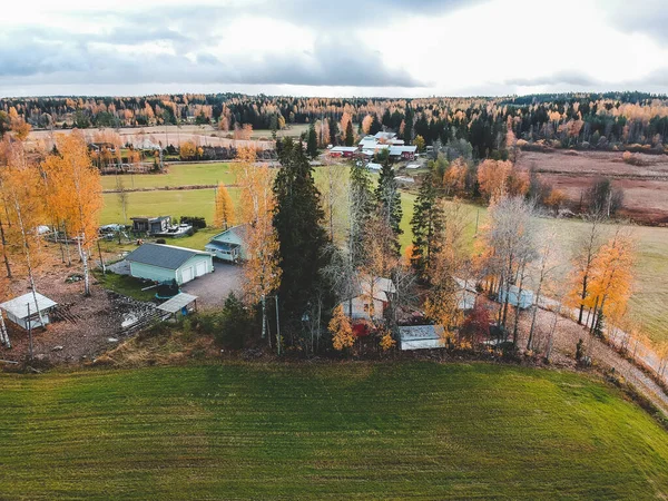 Letecký pohled na oraná pole a silnice. Fotka pořízená dronem. Finsko, Pornainen. — Stock fotografie