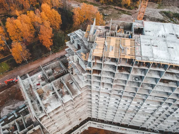 Letecký pohled na stavbu obytné budovy, věžový jeřáb. Podzim, Petrohrad, Rusko. — Stock fotografie