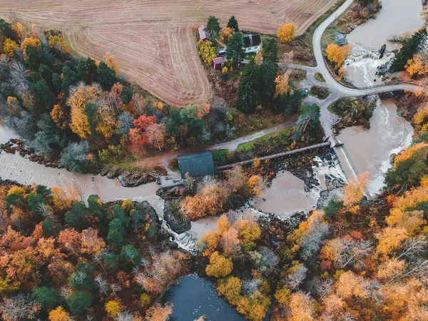 Widok z lotu ptaka na wodospad, rzekę i starożytny młyn. Zdjęcie zrobione dronowi. Finlandia, Pornainen. — Darmowe zdjęcie stockowe