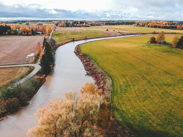Letecký pohled na úrodná oraná pole a lesy. Fotka pořízená dronem. Finsko, Pornainen. — Stock fotografie