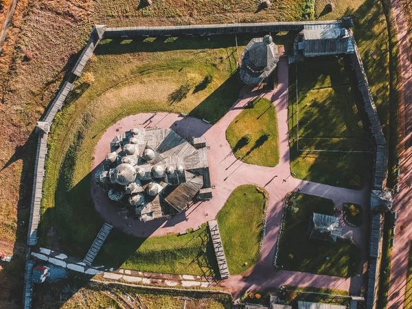 Pandangan udara dari Old Wood Church Manor Theologian di hutan musim gugur. Rusia, St. Petersburg . — Stok Foto