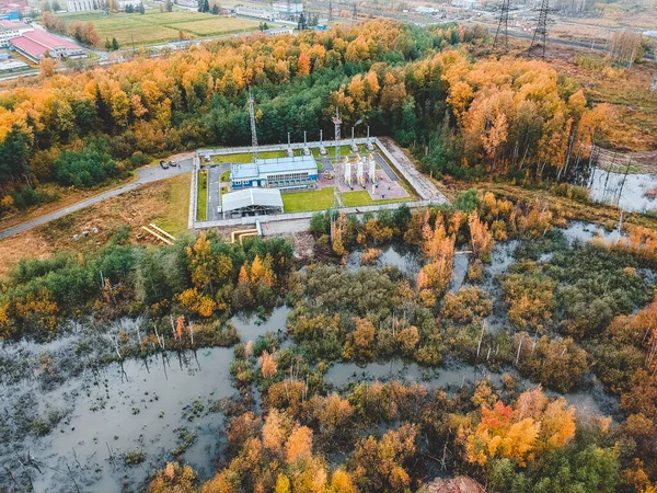 환경 오염 이 심한 숲에 있는 공장 인 aerialphoto water treatment plant. 고체 접촉 정화조 물탱크 유형 물 처리 과정 잔류 재순환 과정 — 스톡 사진