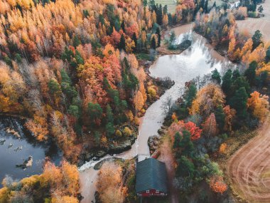 Şelalenin havadan görünüşü, nehir akıntıları ve antik değirmen. Fotoğraf bir İHA 'dan çekildi. Finlandiya, Pornainen.
