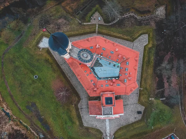 Luftaufnahme des von einem Wassergraben umgebenen Burgbip. Burg von paul der erste. 01.11.2019 russland, saint-petersburg, pavlovsk. — kostenloses Stockfoto