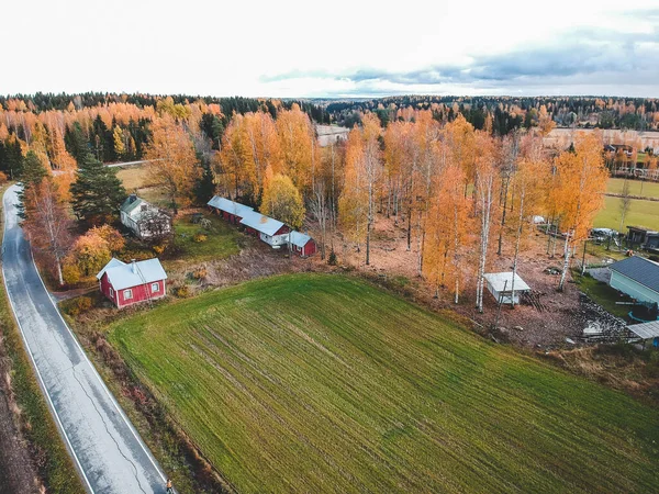 Letecký pohled na oraná pole a silnice. Fotka pořízená dronem. Finsko, Pornainen. — Stock fotografie