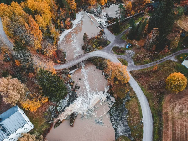 Pemandangan udara air terjun dan arus sungai. Foto diambil dari drone. Finlandia, Pornainen . — Stok Foto