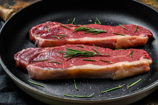 Bife cru de rampa, carne fresca, carne marmórea. Fundo escuro. Depósito plano — Fotografia de Stock