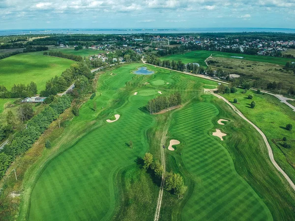 Foto udara klub Golf, rumput hijau, hutan, mesin pemotong rumput — Stok Foto