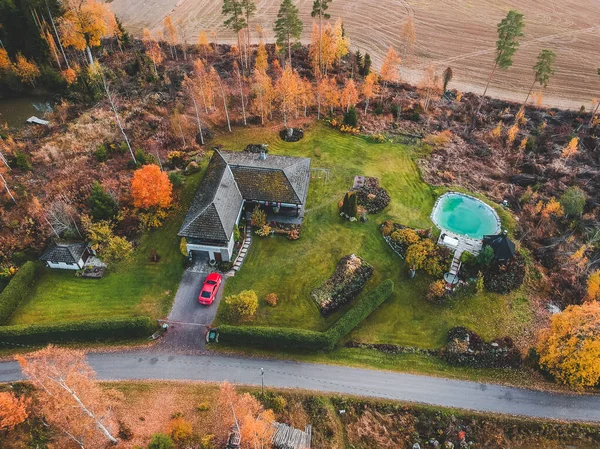 Letecký pohled na venkovský dům v lese, stromy a silnici. Fotka pořízená dronem. Finsko, Pornainen. — Stock fotografie