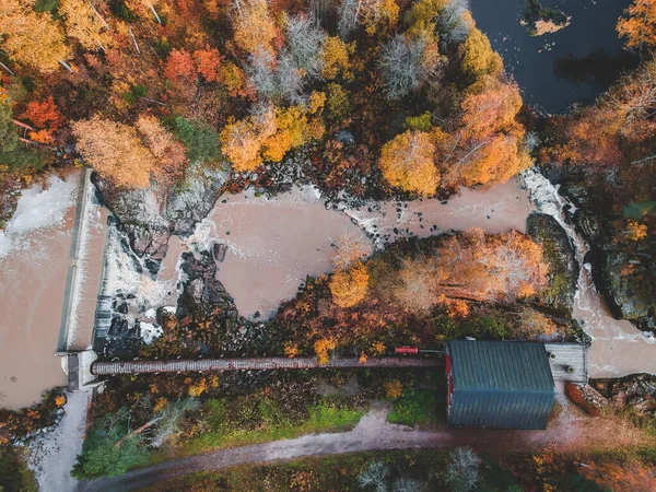 Widok z lotu ptaka na wodospad, rzekę i starożytny młyn. Zdjęcie zrobione dronowi. Finlandia, Pornainen. — Darmowe zdjęcie stockowe
