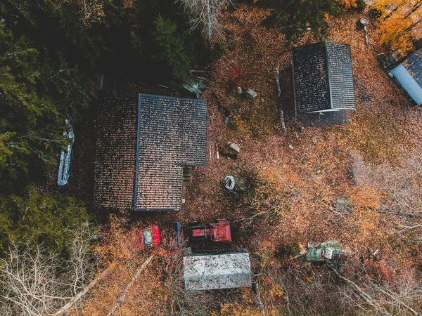 Letecká vyhlídková farma uprostřed lesa, traktoru a stodol. Fotka pořízená dronem. Finsko, Pornainen. — Stock fotografie