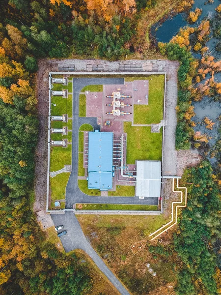 환경 오염 이 심한 숲에 있는 공장 인 aerialphoto water treatment plant. 고체 접촉 정화조 물탱크 유형 물 처리 과정 잔류 재순환 과정 — 스톡 사진