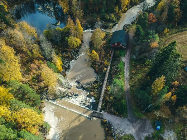 Luftaufnahme von Wasserfall, Stromschnellen und uralter Mühle. Foto von einer Drohne aufgenommen. Finnland, Schweden. — Stockfoto
