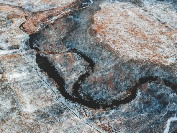 Pemandangan udara hutan dan sungai di musim dingin. Pohon ditutupi oleh salju. Musim dingin. ladang yang tertutup salju. Finlandia — Stok Foto