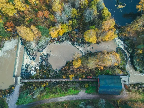 Vedere aeriană a cascadei, a rapidelor râurilor și a moarei antice. Fotografie făcută dintr-o dronă. Finlanda, Pornainen . — Fotografie, imagine de stoc