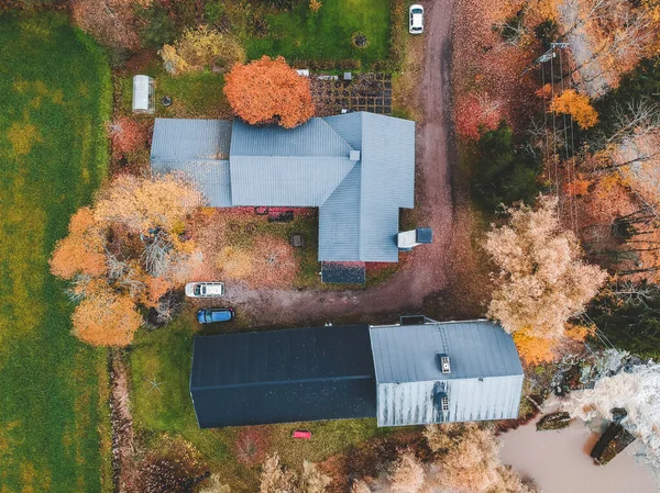 Vista aérea de uma casa de campo na floresta. Foto tirada de um drone . — Fotografia de Stock