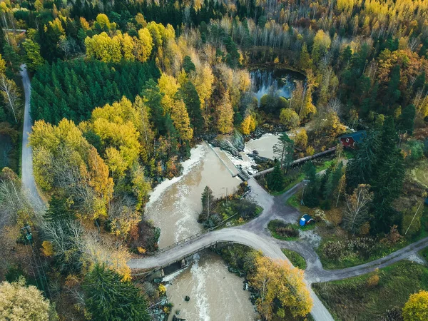 Vista aérea de cascada y rápidos fluviales. Foto tomada de un dron. Finlandia, Pornainen . — Foto de Stock