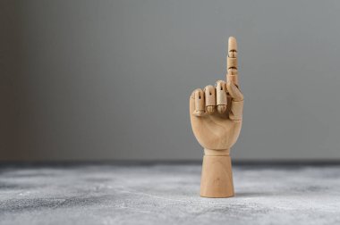 Tahta el tek bir parmağını kaldırıyor. İletişim konsepti