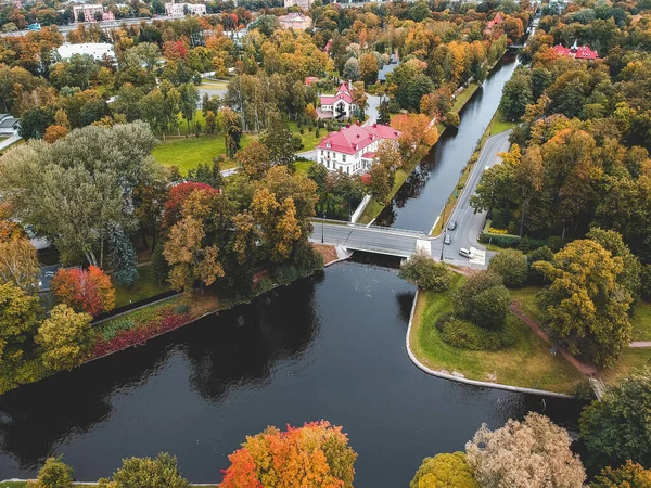 Aerialphoto předměstí Petrohradu. Nízký rozvoj měst, Park, řeka. — Stock fotografie zdarma