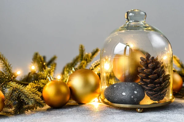 Vánoční zázemí, jedlové větve a vánoční hračky. Šťastný nový rok. — Stock fotografie
