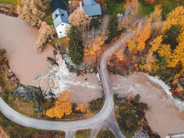 Luftaufnahme von Wasserfällen und Stromschnellen. Foto von einer Drohne aufgenommen. Finnland, Schweden. — Stockfoto