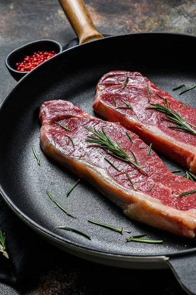 Carne fresca, carne assada, bife de lombo cru. Fundo escuro. Depósito plano — Fotografia de Stock