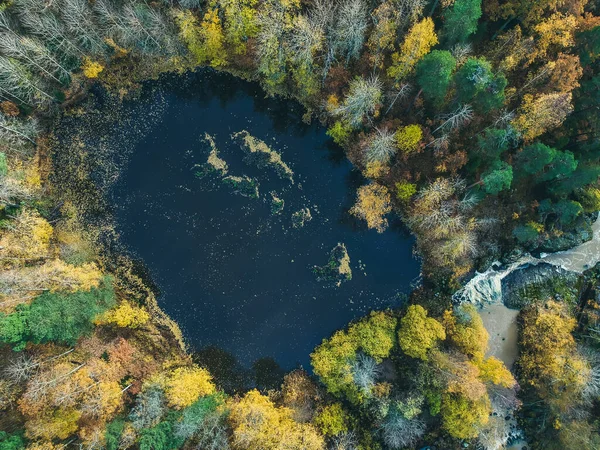 Uitzicht vanuit de lucht op een prachtig meer midden in het bos. Foto genomen van een drone. Finland, Pornainen. — Stockfoto