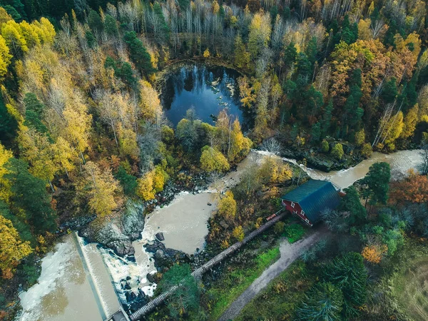 Pemandangan udara air terjun, arus sungai dan penggilingan kuno. Foto diambil dari drone. Finlandia, Pornainen . — Stok Foto