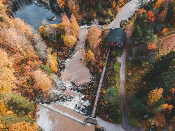 Letecký pohled na vodopád, říční peřeje a starobylý mlýn. Fotka pořízená dronem. Finsko, Pornainen. — Stock fotografie