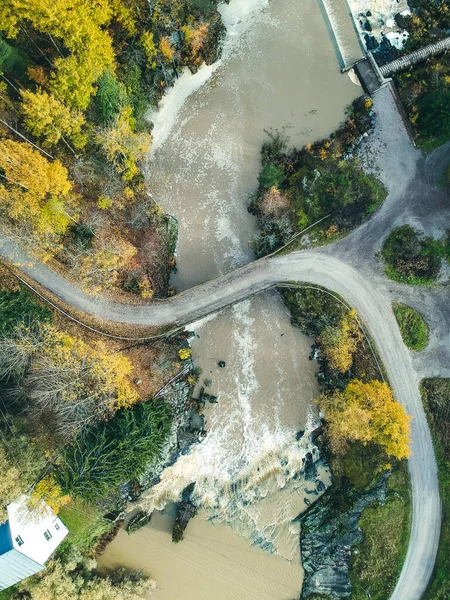 Luftaufnahme von Wasserfällen und Stromschnellen. Foto von einer Drohne aufgenommen. Finnland, Schweden. — Stockfoto