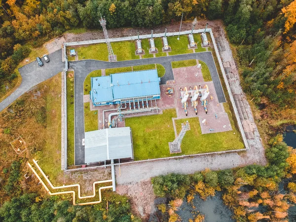 환경 오염 이 심한 숲에 있는 공장 인 aerialphoto water treatment plant. 고체 접촉 정화조 물탱크 유형 물 처리 과정 잔류 재순환 과정 — 스톡 사진