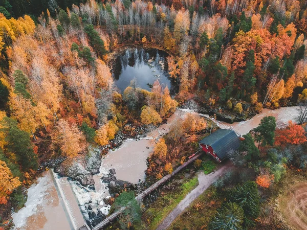 Letecký pohled na vodopád, říční peřeje a starobylý mlýn. Fotka pořízená dronem. Finsko, Pornainen. — Stock fotografie