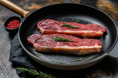 Taze et, mermer biftek, çiğ sığır filetosu. Karanlık arka plan. Düz yatıyordu