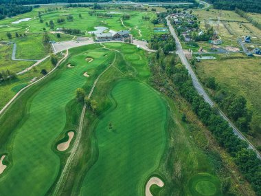 Golf kulübünün hava fotoğrafı, yeşil çimenler, ağaçlar, yol, çim biçme makinesi.,