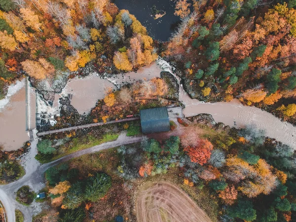 Vedere aeriană a cascadei, a rapidelor râurilor și a moarei antice. Fotografie făcută dintr-o dronă. Finlanda, Pornainen . — Fotografie, imagine de stoc