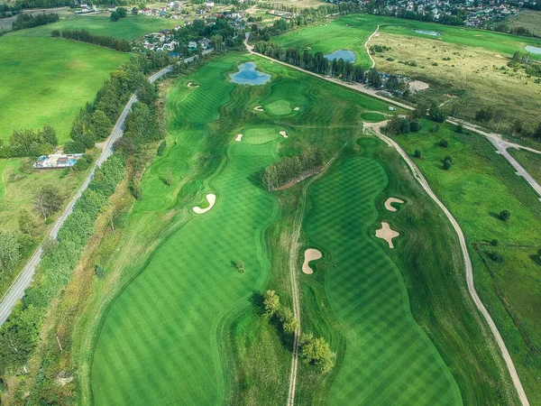 Fotos aéreas de Club de golf, césped verde, bosques, cortadoras de césped — Foto de Stock