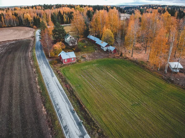 Letecký pohled na oraná pole a silnice. Fotka pořízená dronem. Finsko, Pornainen. — Stock fotografie zdarma