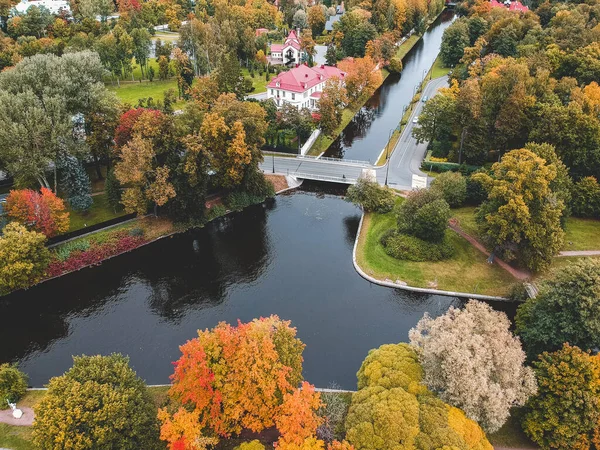 Flygfotoförorten Sankt Petersburg. Låg stads utveckling, Park, flod. — Stockfoto